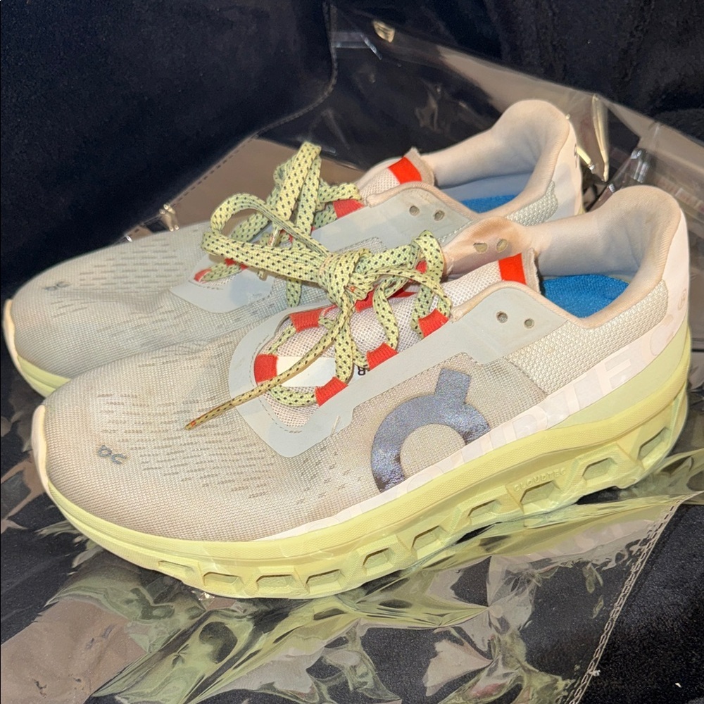 On Running Cloudmonster
Glacier Grey Meadow Green (Women's) Sz9.5